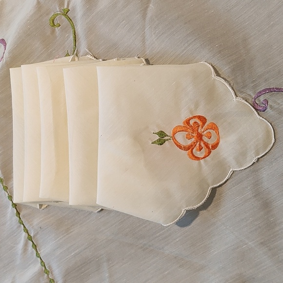 NEW Vintage HAND MADE Embroidered Tablecloth SET - Picture 4 of 14